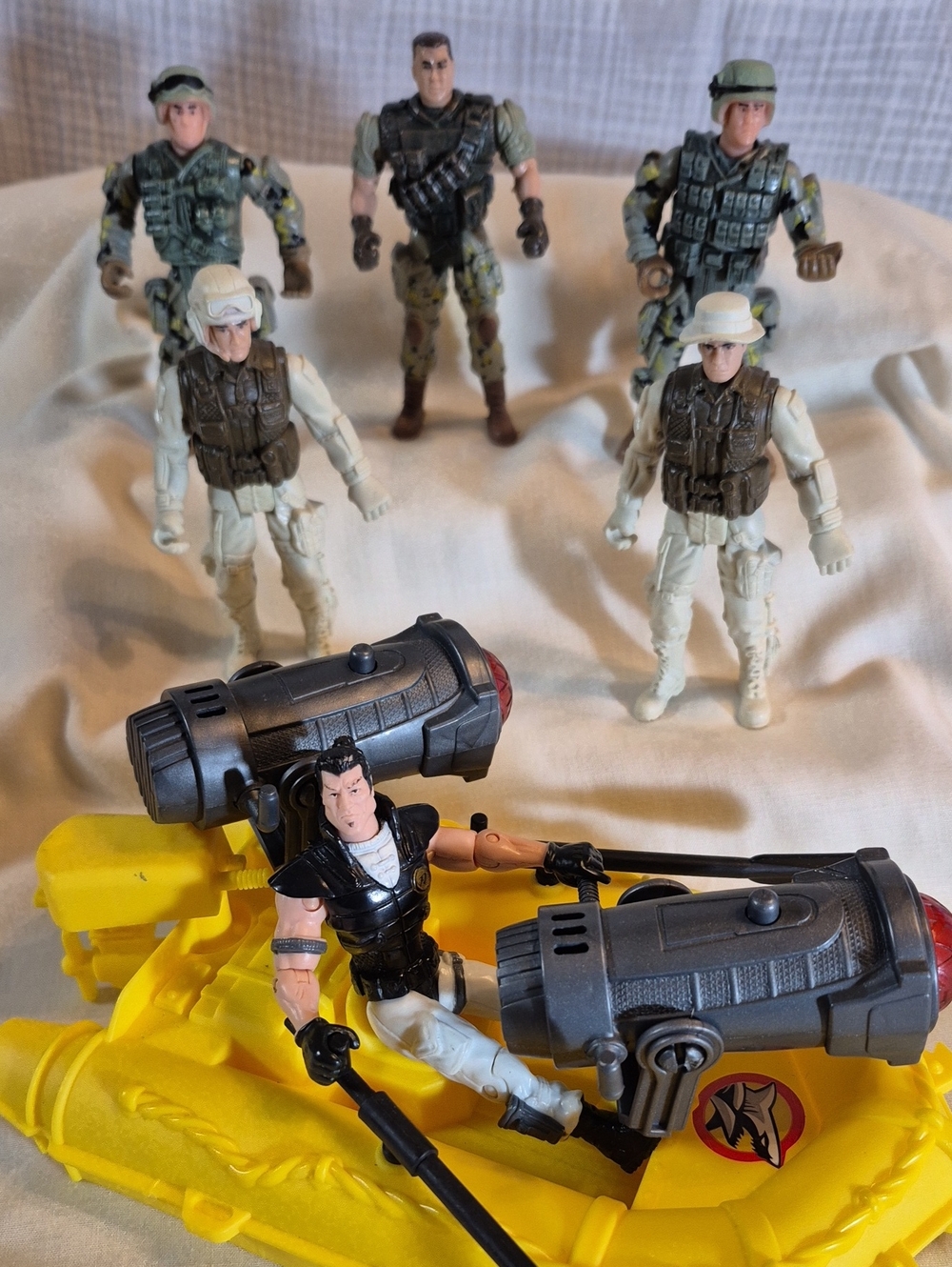 Six Chap Mei Military Like action figures With Yellow Search And Rescue Raft
